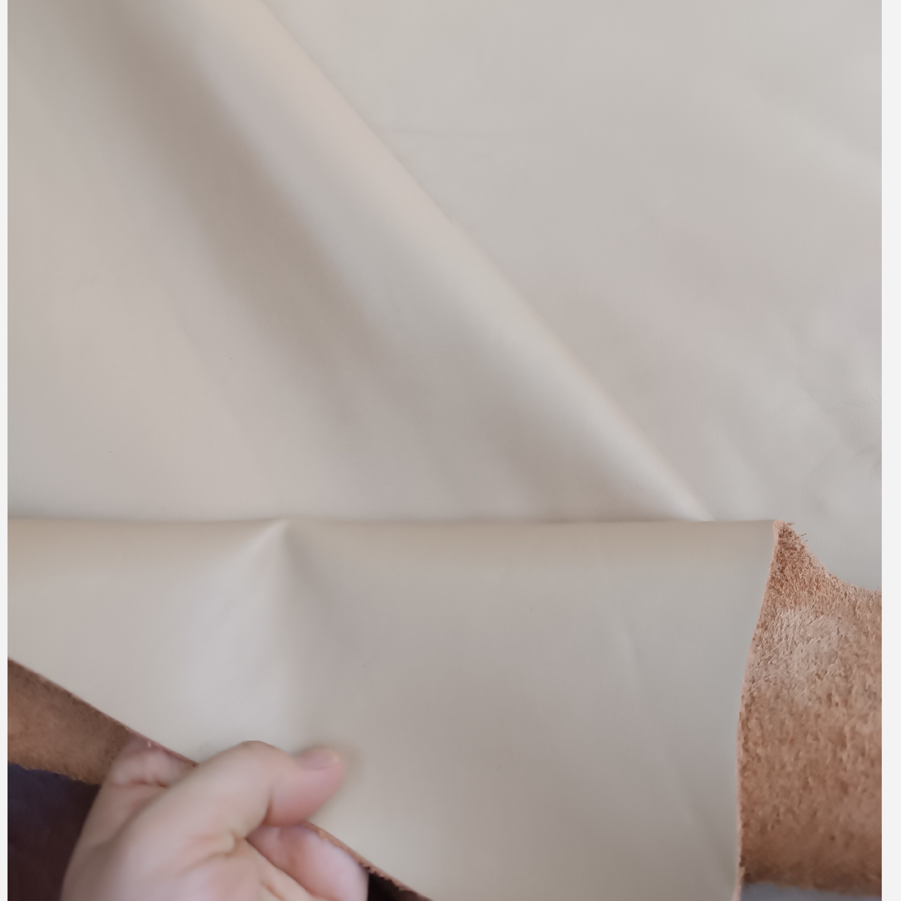 چرم گاوی رنگ کرم صاف